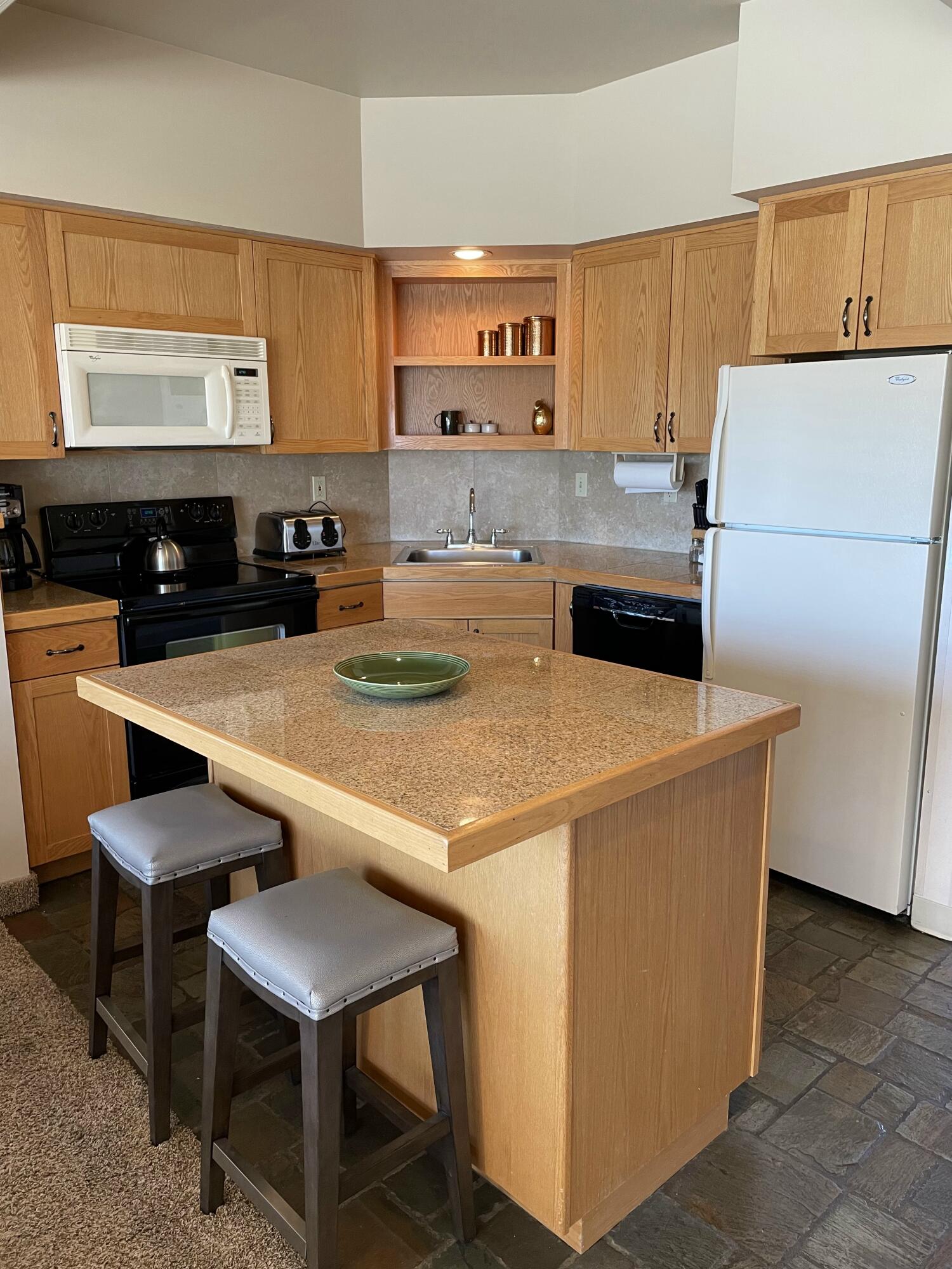 2240 Snowgoose Drive, Unit RV3D Redmond, OR 97756 - Photo 6 of 28 IMG_4422