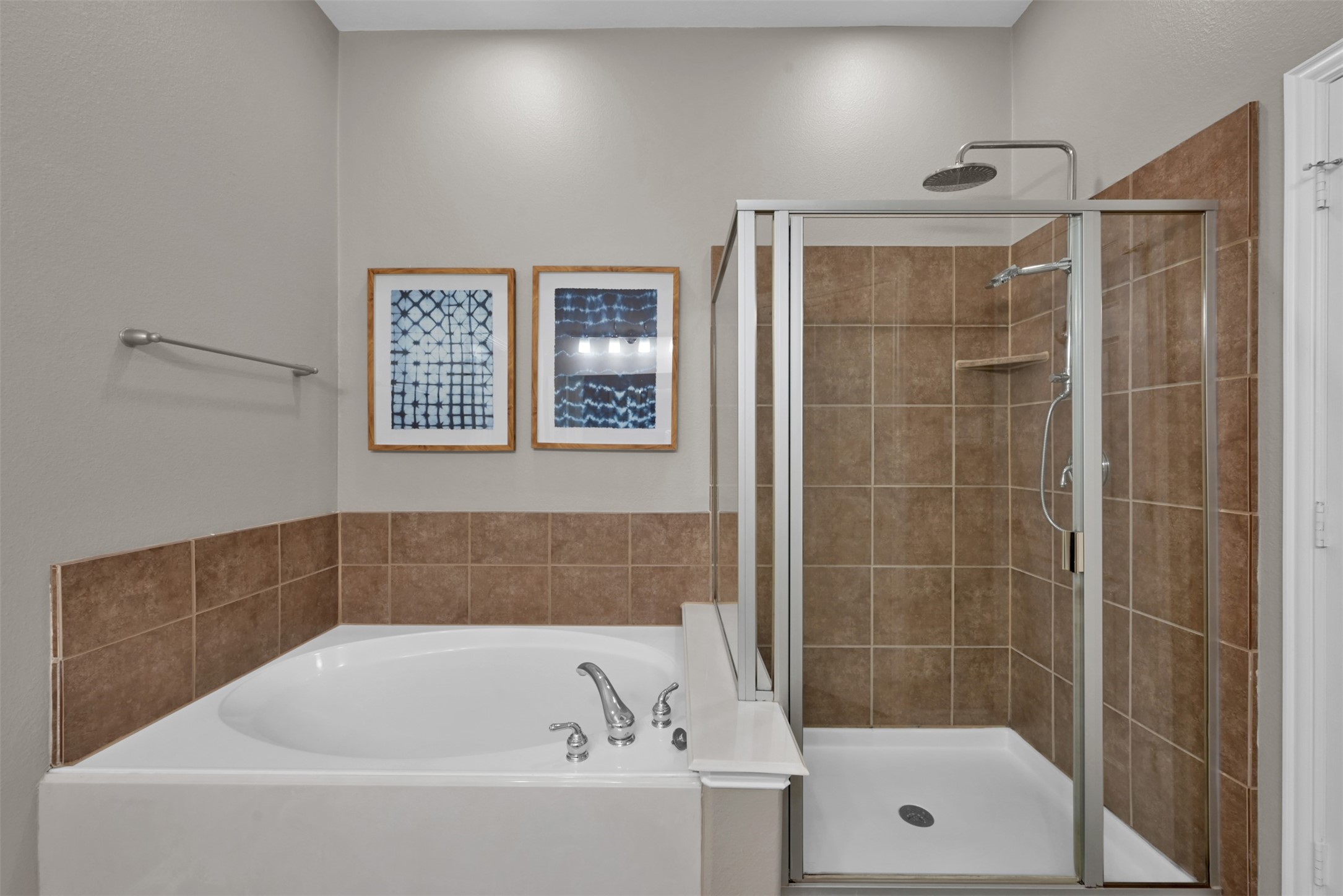 9222 Sunlight Oak Lane Houston, TX 77070 - Photo 15 of 29 a bathroom with a bathtub and shower