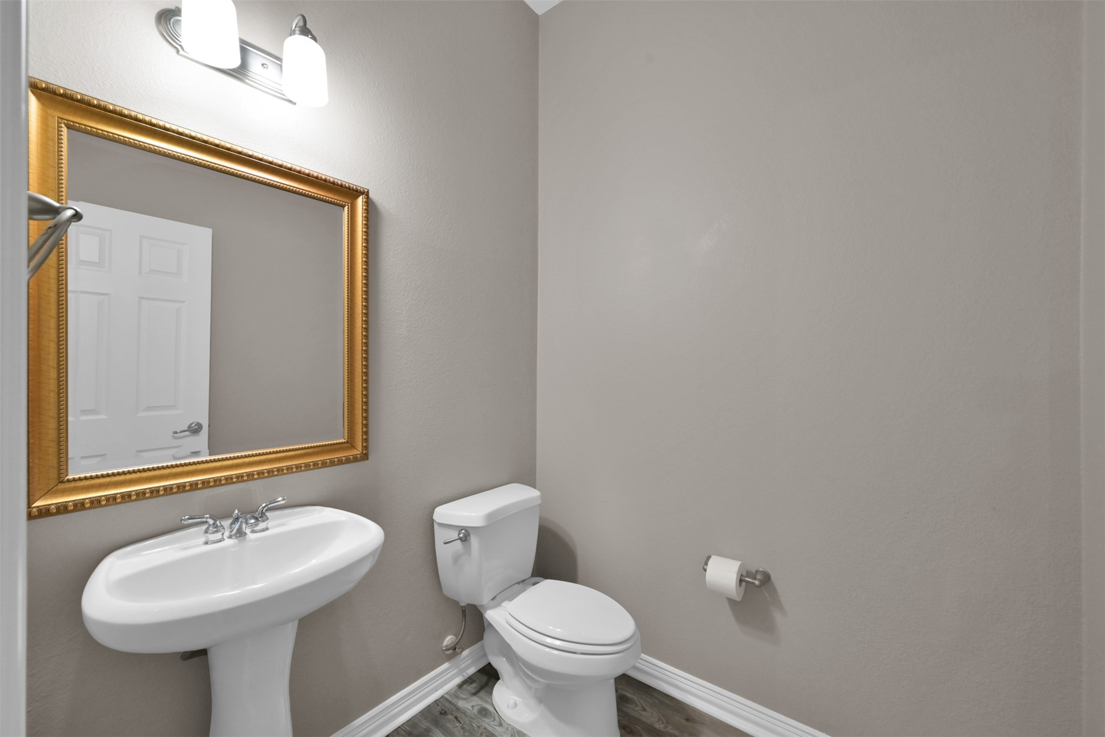 9222 Sunlight Oak Lane Houston, TX 77070 - Photo 5 of 29 a bathroom with a sink and a toilet