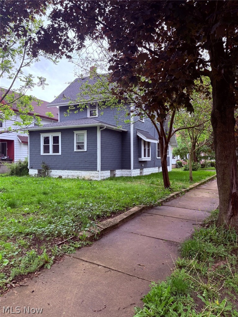 2183 25th Street Southwest Akron, OH 44314 - Photo 4 of 48