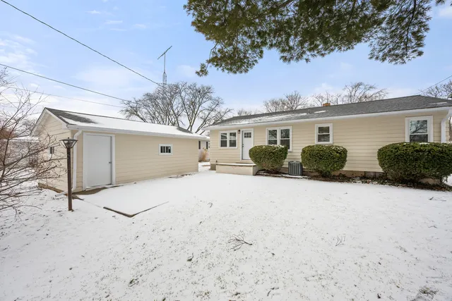 $299,000 | 400 Kishwaukee Drive, Sycamore, IL 60178