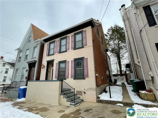 a view of an outdoor space