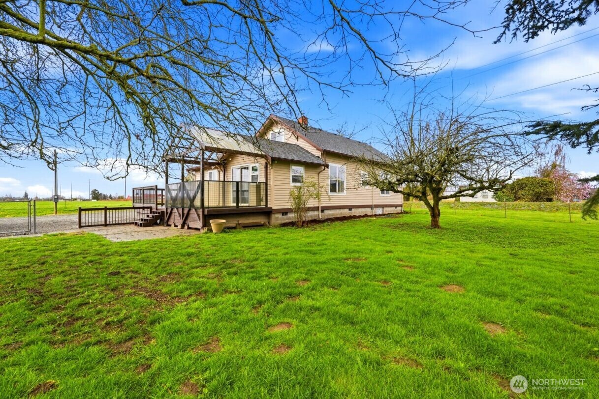 19500 Dahlstedt Road Burlington, WA 98233 - Photo 24 of 39 a front view of a house with a garden