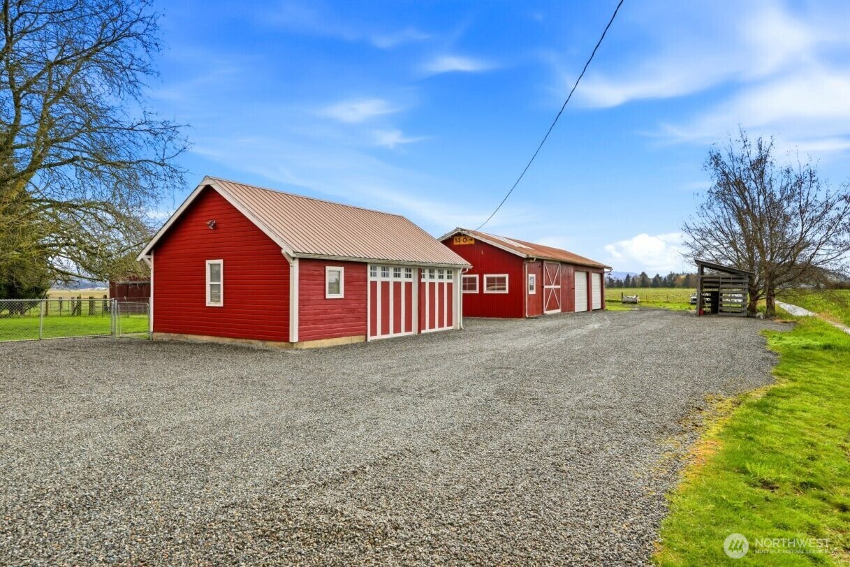 19500 Dahlstedt Road Burlington, WA 98233 - Photo 26 of 39 a front view of a house with a yard