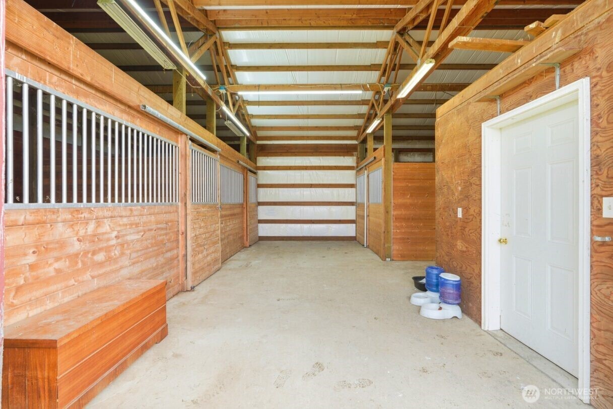 19500 Dahlstedt Road Burlington, WA 98233 - Photo 29 of 39 a view of entryway