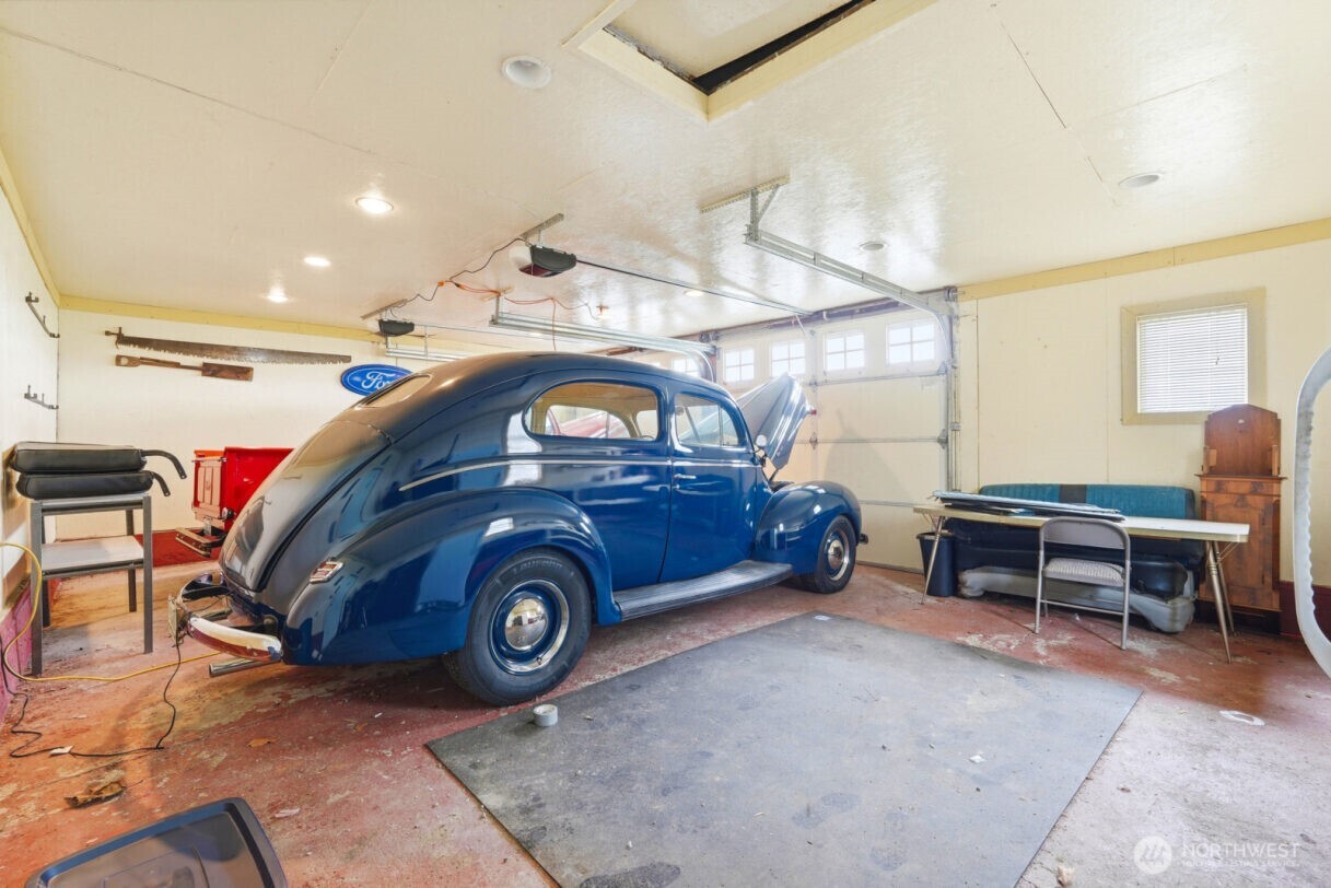 19500 Dahlstedt Road Burlington, WA 98233 - Photo 33 of 39 a car parked in a garage