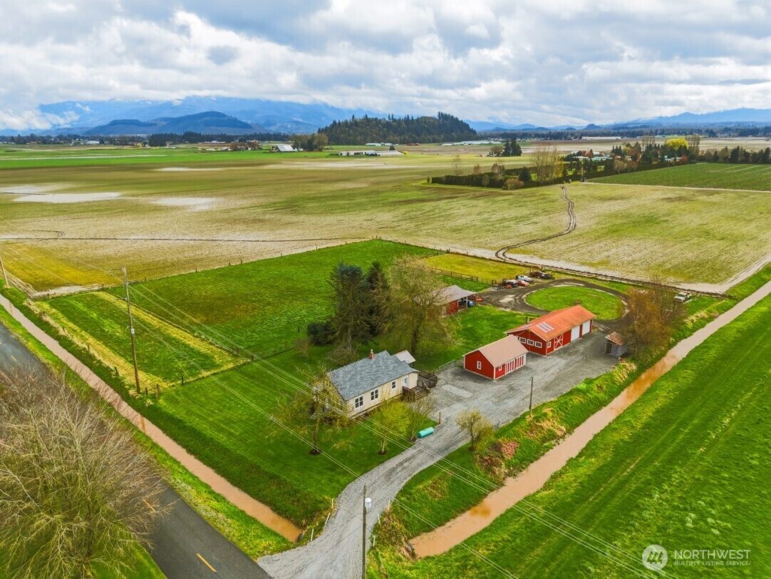 19500 Dahlstedt Road Burlington, WA 98233 - Photo 36 of 39 a view of a pool and an outdoor seating