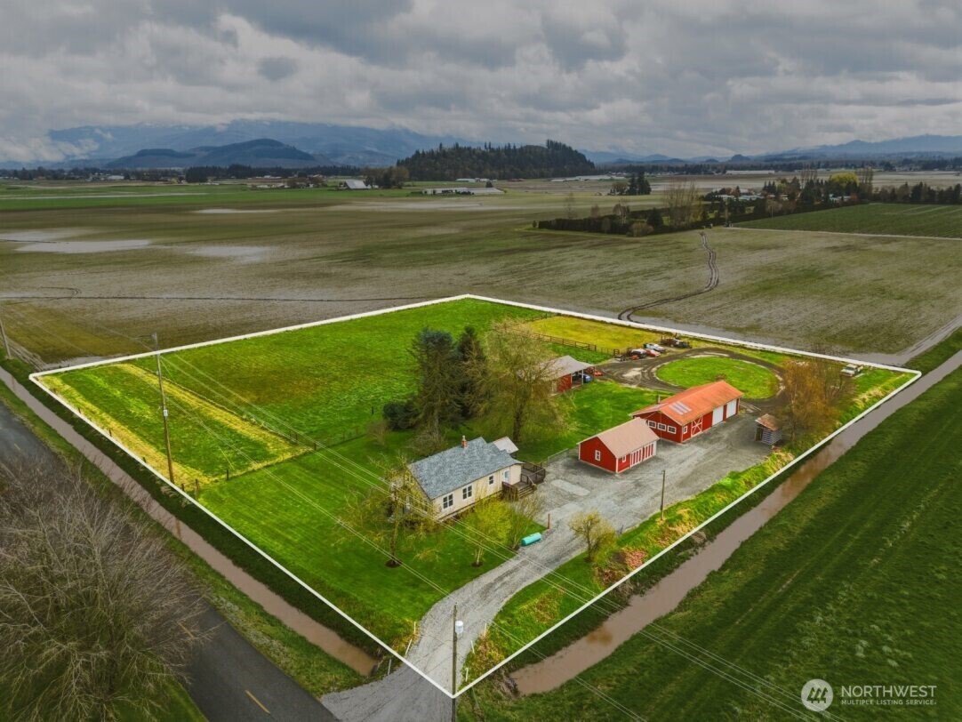 19500 Dahlstedt Road Burlington, WA 98233 - Photo 37 of 39 a view of a tennis court