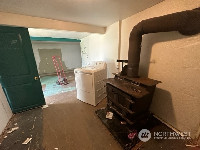 7403 Beverly Boulevard Everett, WA 98203 - Photo 11 of 21 a living room with a bed and a mirror
