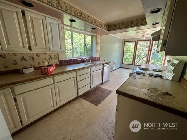 7403 Beverly Boulevard Everett, WA 98203 - Photo 17 of 21 a kitchen with stainless steel appliances granite countertop a sink stove and cabinets
