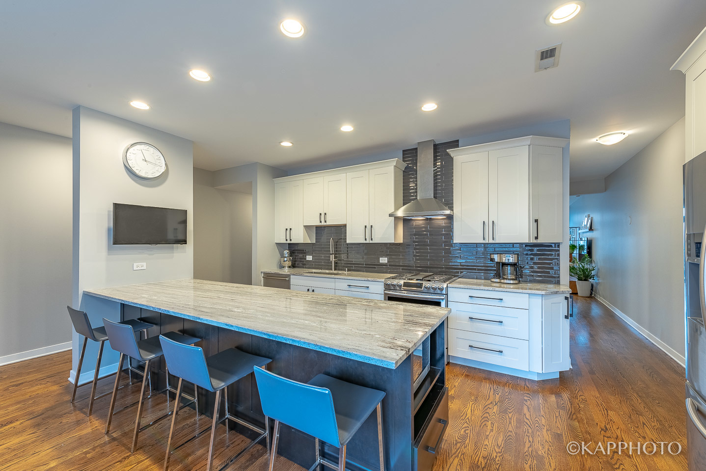 27 North Racine Avenue, Unit 432 Chicago, IL 60607 - Photo 13 of 28 a kitchen with a table and chairs in it