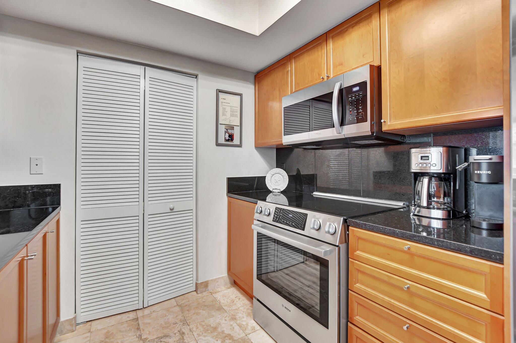 99 Southeast Mizner Boulevard, Unit 738 Boca Raton, FL 33432 - Photo 4 of 36 5-web-or-mls-DSC_0211