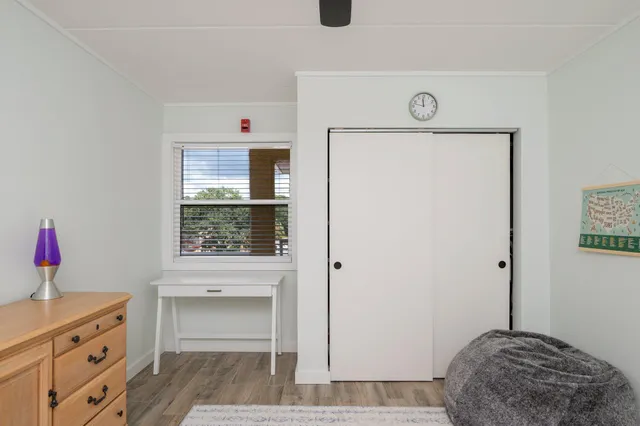 a view of a livingroom with furniture and a ceiling fan