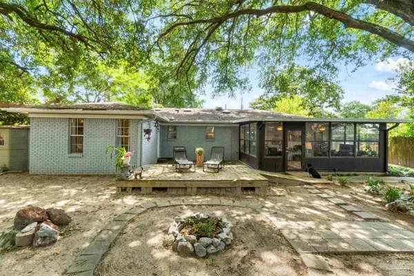 a view of a house with backyard