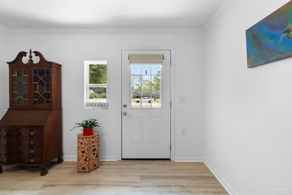 a view of entryway with livingroom