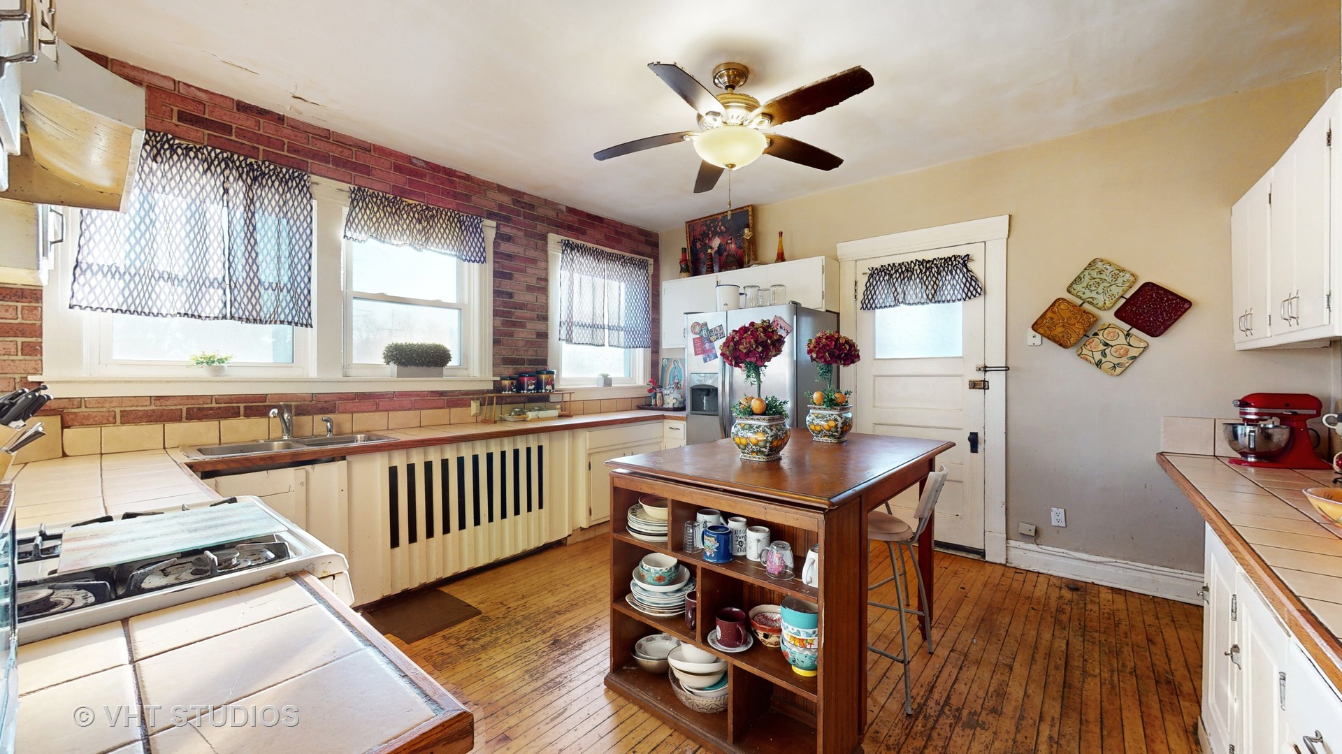 3122 Wisconsin Avenue Berwyn, IL 60402 - Photo 14 of 32 a view of a room with wooden floor and windows