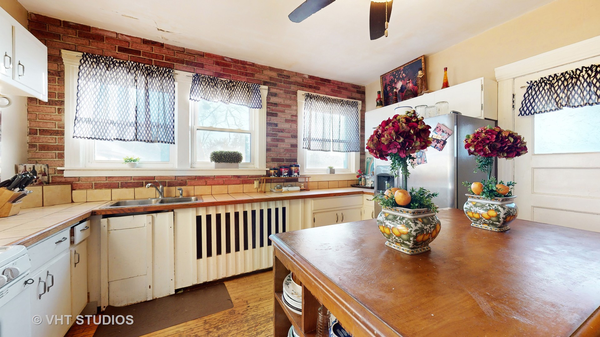3122 Wisconsin Avenue Berwyn, IL 60402 - Photo 16 of 32 a kitchen with sink and view of living room