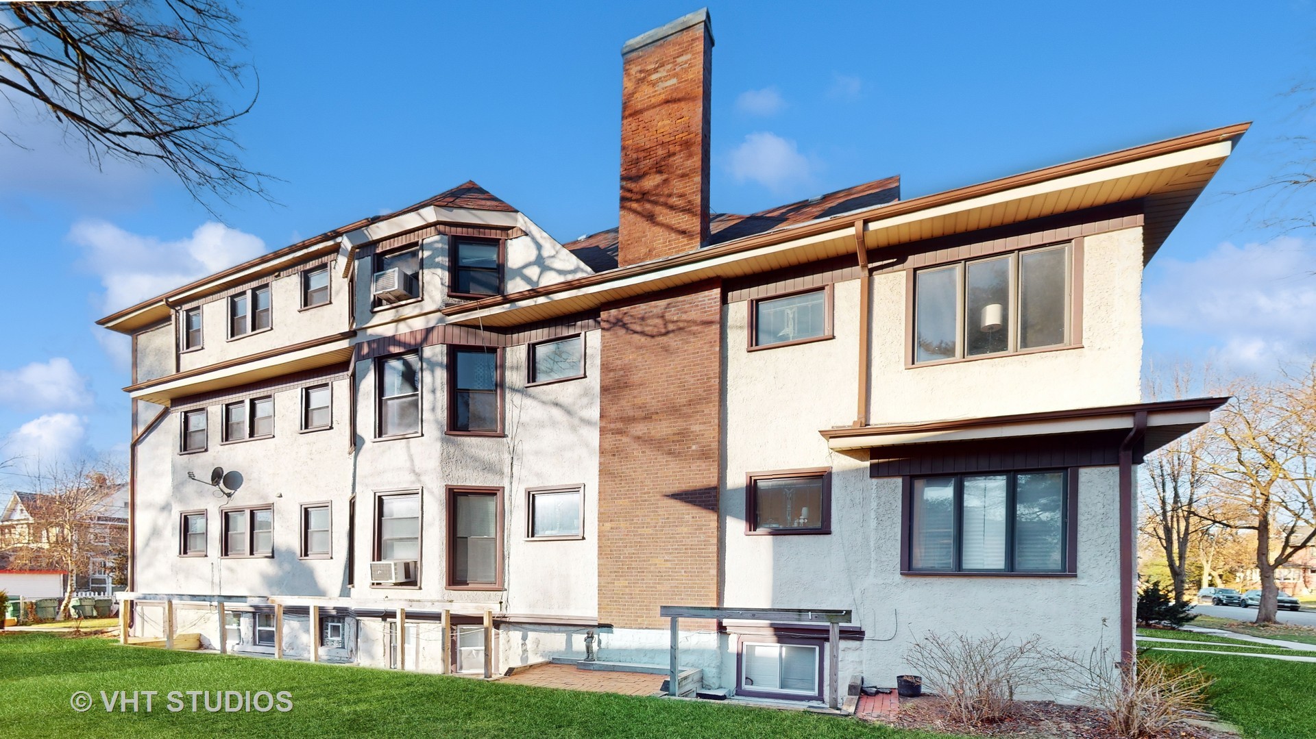 3122 Wisconsin Avenue Berwyn, IL 60402 - Photo 26 of 32 a front view of a building with a yard