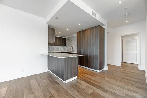 $519,400 | 1701 Hermann Drive, Unit 24B, Houston, TX 77004