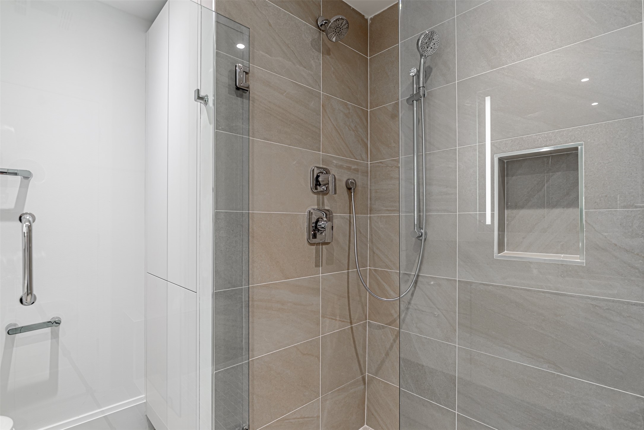 1701 Hermann Drive, Unit 24B Houston, TX 77004 - Photo 29 of 33 Huge walk in shower with tile surround.