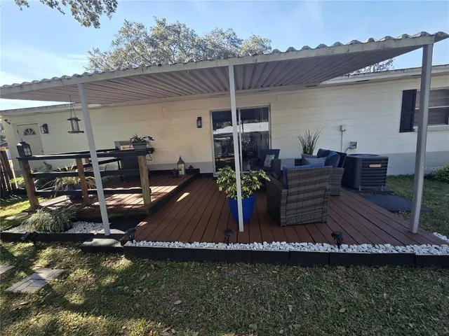 a view of a house with backyard