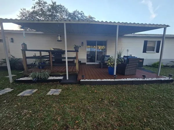 a view of a house with backyard porch and garden