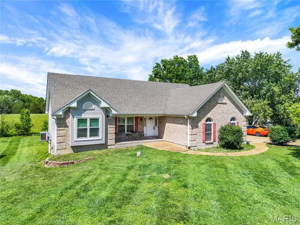 $382,500 | 215 Candlewick Drive, Pacific, MO 63069