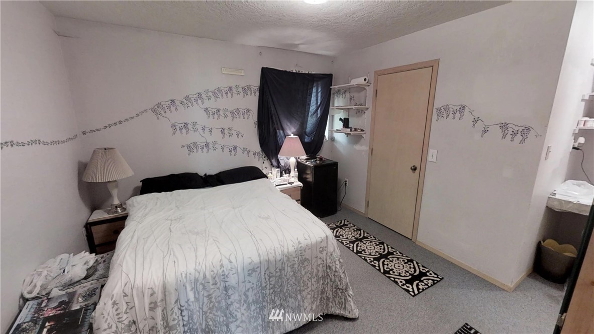 3956 L L.2 Road Northeast Moses Lake, WA 98837 - Photo 11 of 14 a bedroom with a bed and a mirror