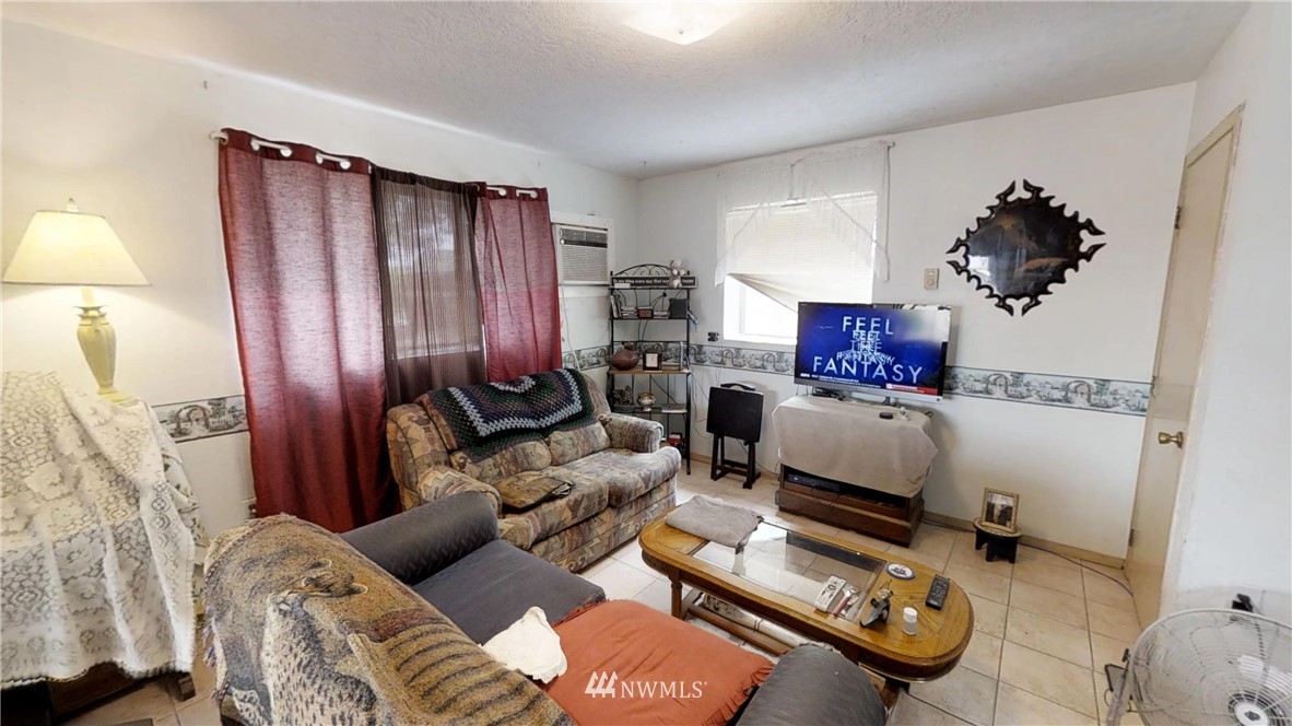 3956 L L.2 Road Northeast Moses Lake, WA 98837 - Photo 12 of 14 a living room with furniture and a mirror
