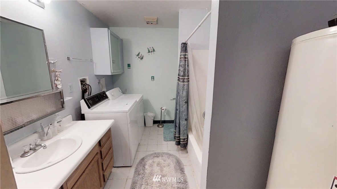 3956 L L.2 Road Northeast Moses Lake, WA 98837 - Photo 14 of 14 a en suite bathroom with a sink a toilet and a mirror