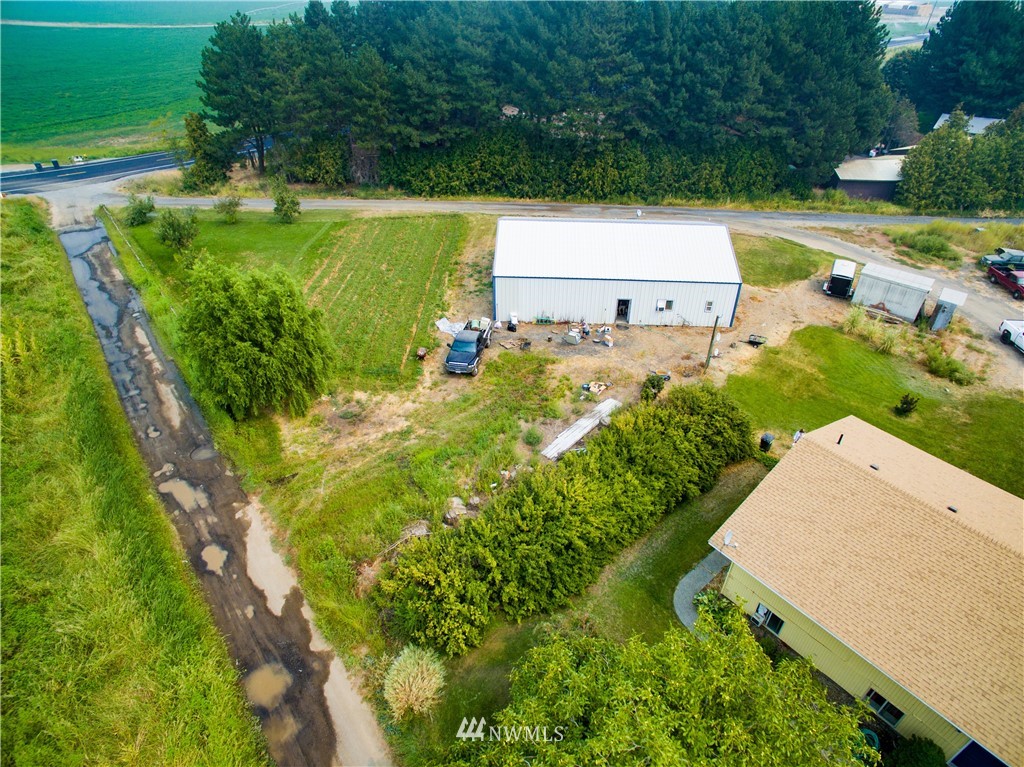 3956 L L.2 Road Northeast Moses Lake, WA 98837 - Photo 5 of 14 a view of a yard with plants