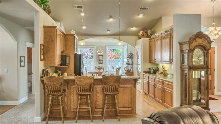 182 Jems Riffle Road Grants Pass, OR 97527 - Photo 9 of 35 Breakfast bar....