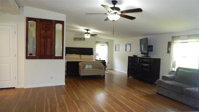 a view of a livingroom with furniture and a ceiling fan