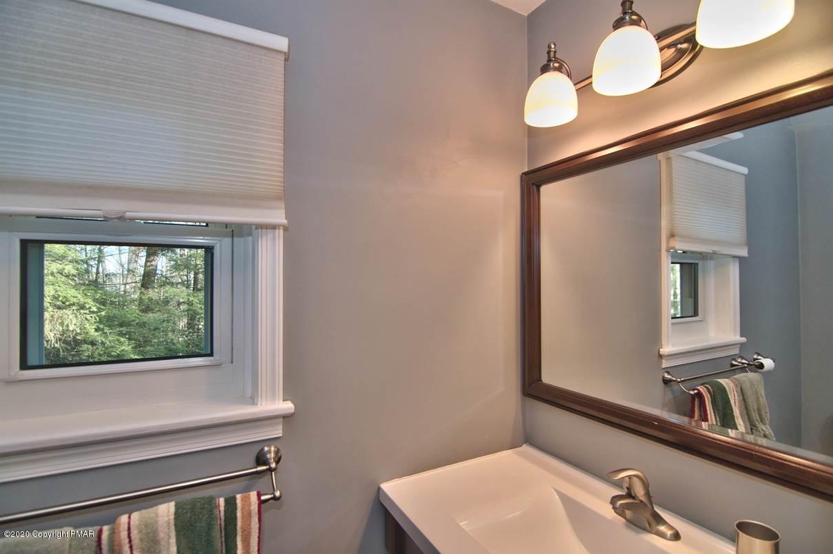 425 Ridge Circle Cresco, PA 18326 - Photo 25 of 58 Master bath