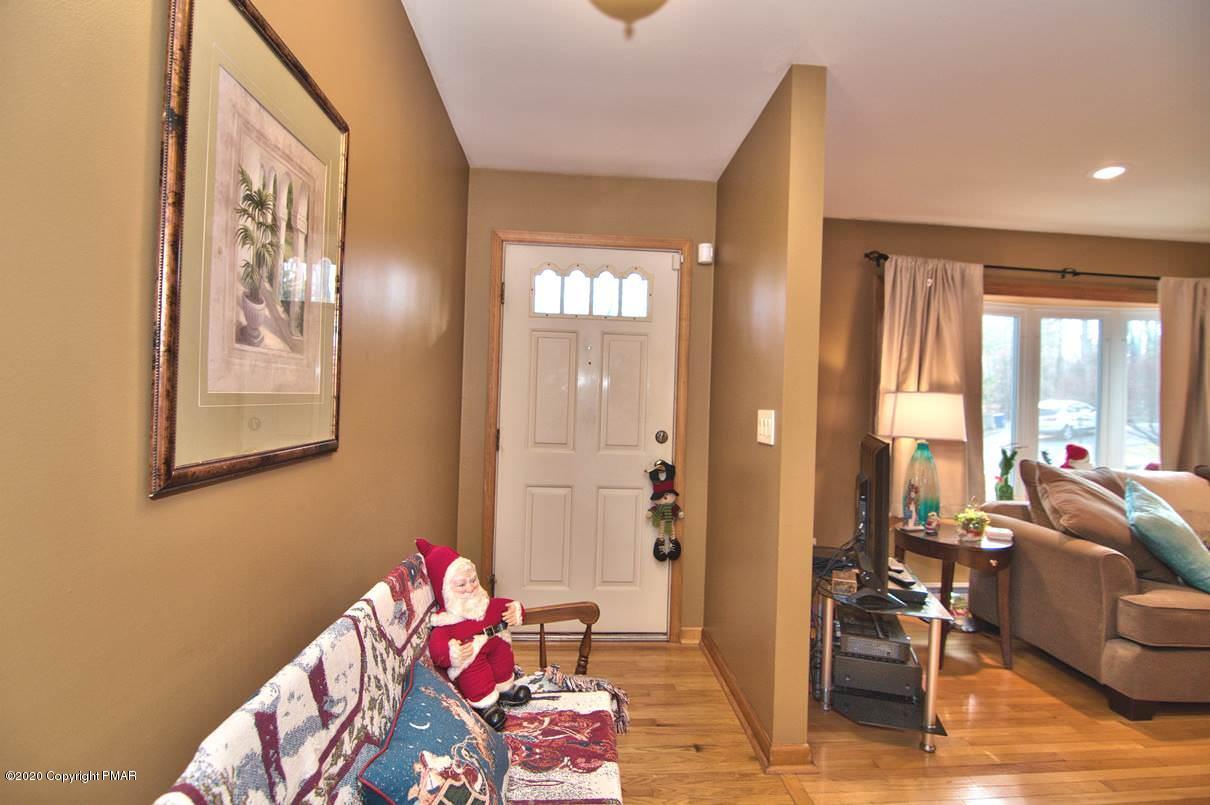 425 Ridge Circle Cresco, PA 18326 - Photo 6 of 58 Entranceway