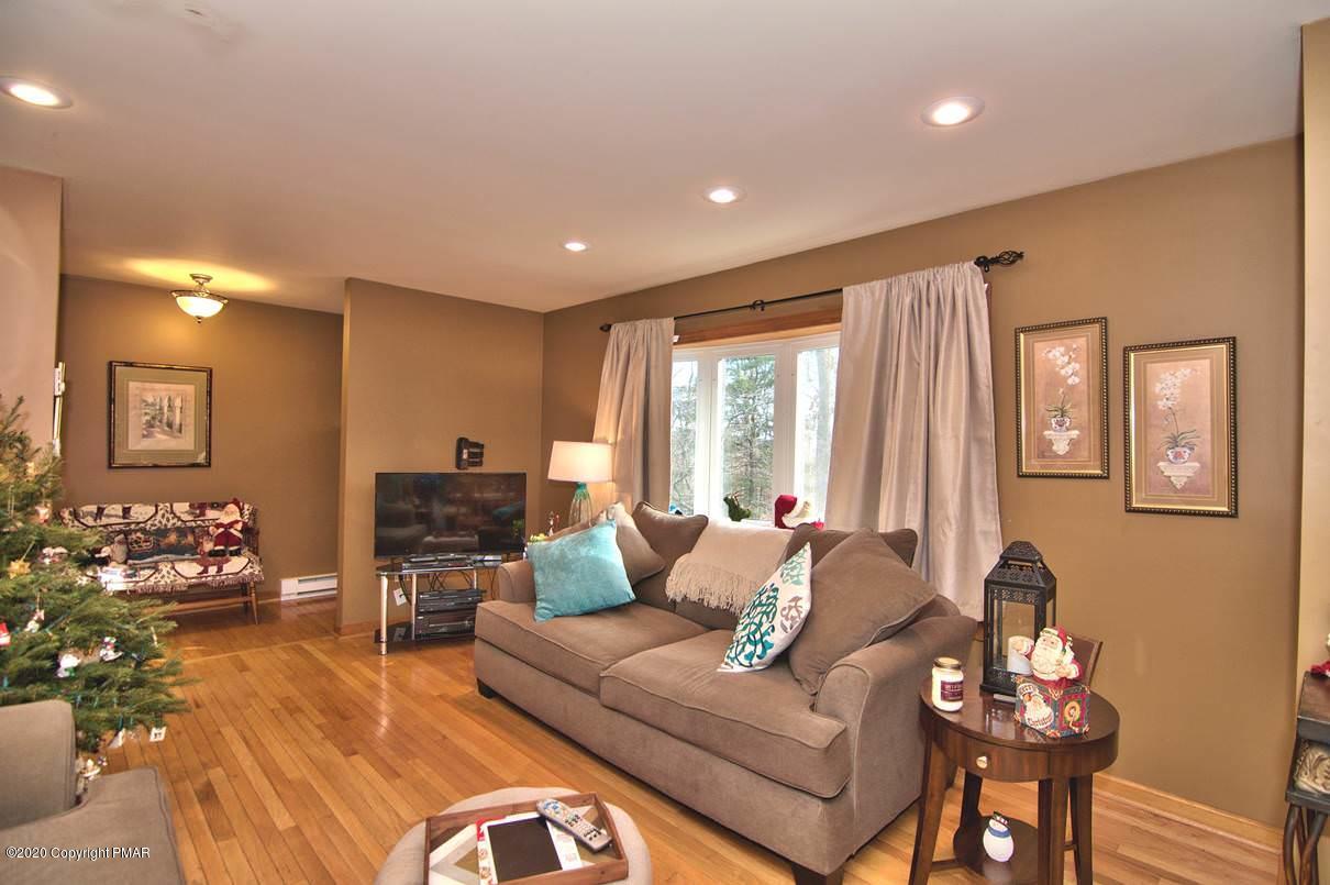 425 Ridge Circle Cresco, PA 18326 - Photo 7 of 58 Living room
