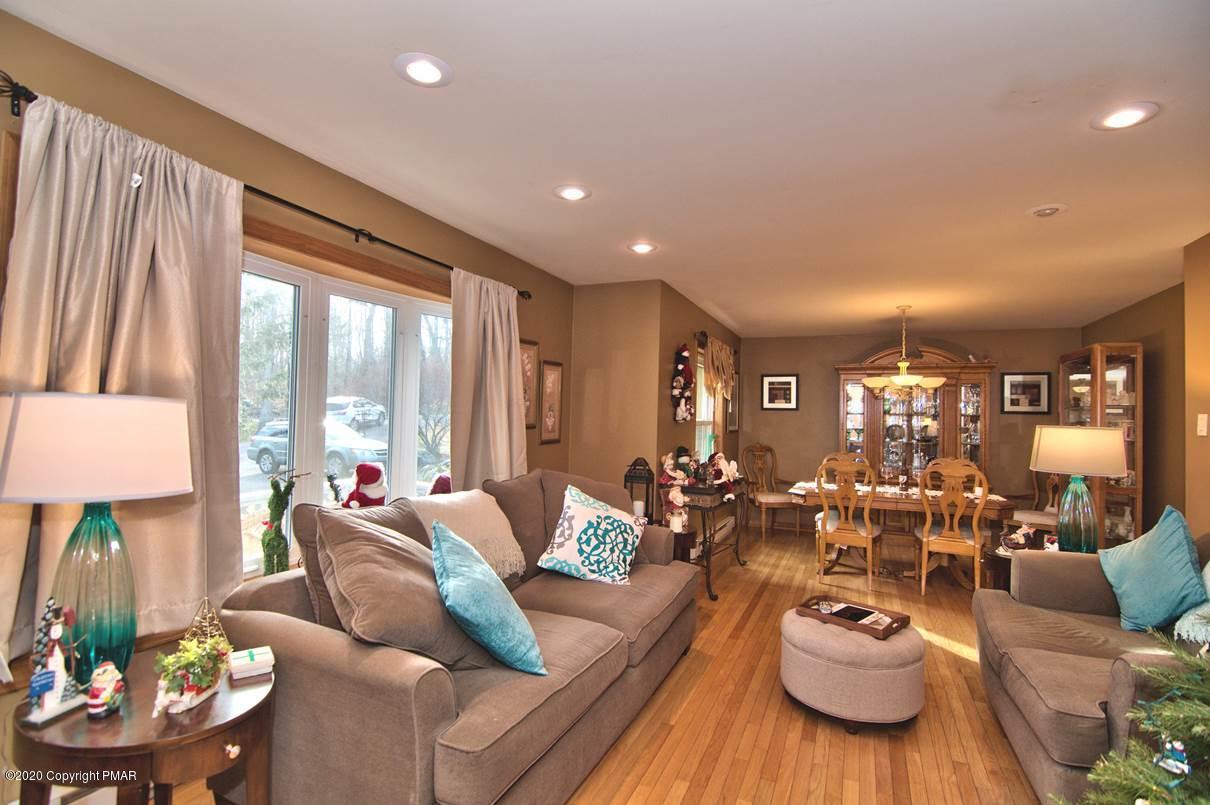 425 Ridge Circle Cresco, PA 18326 - Photo 8 of 58 Living room