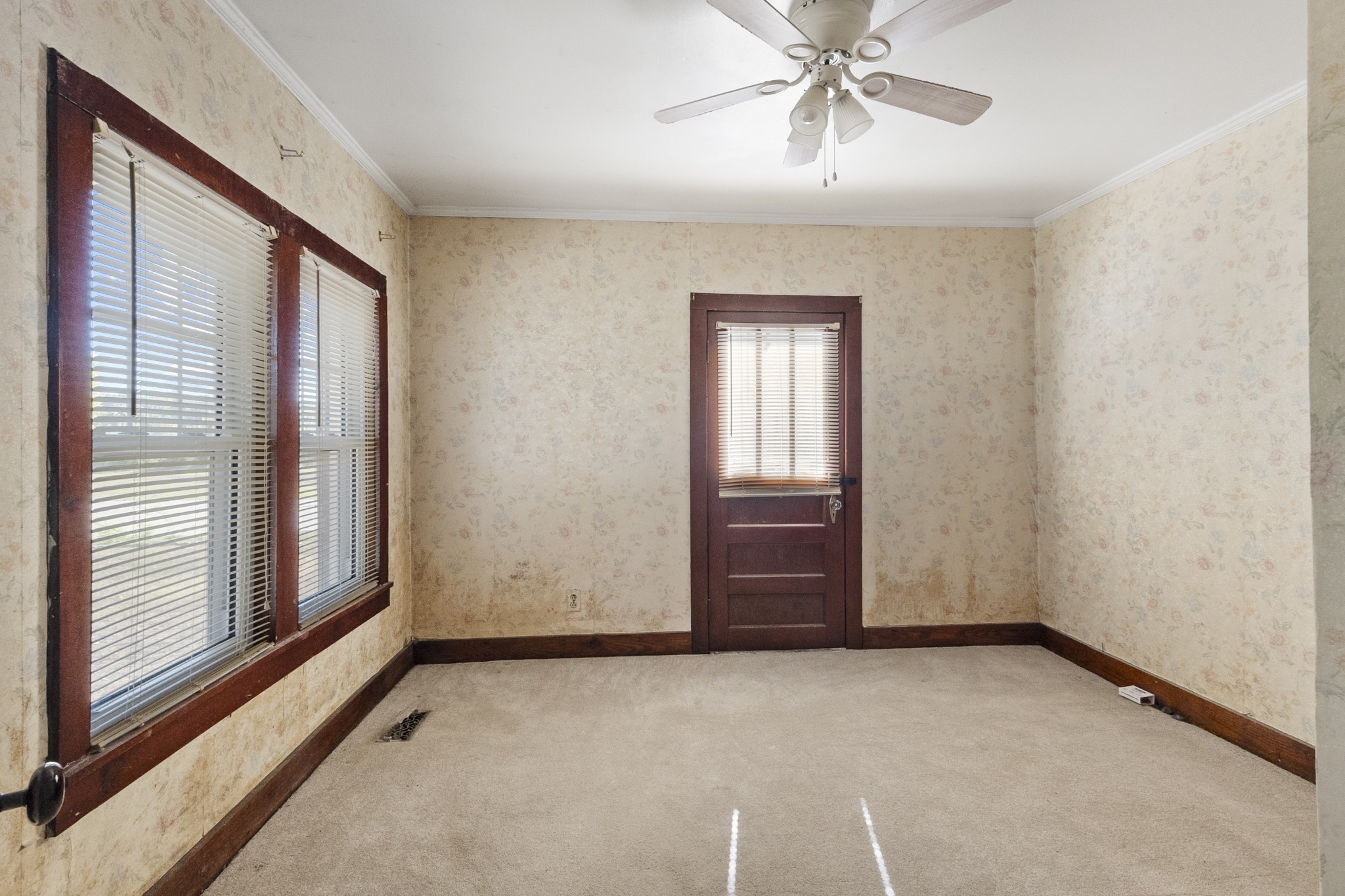 1210 Garton Road Burns, TN 37029 - Photo 26 of 34 an empty room with windows and closet