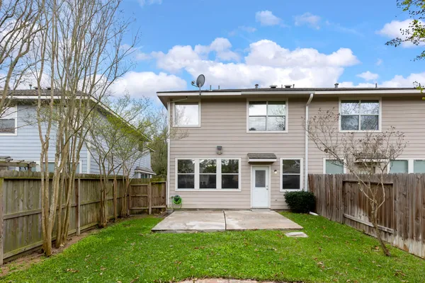 a view of a house with backyard and garden