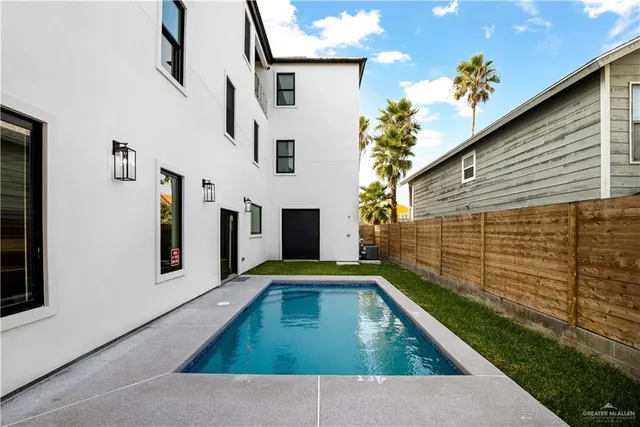 a view of a house with backyard