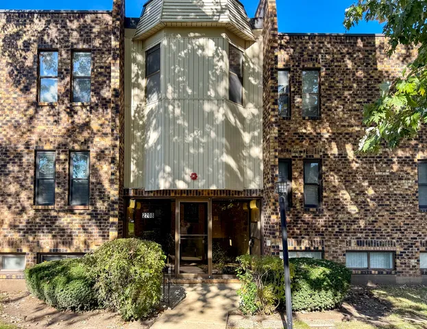 $179,900 | 2208 Country Club Drive, Unit 2, Woodridge, IL 60517