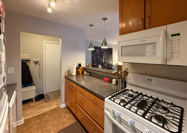 $179,900 | 2208 Country Club Drive, Unit 2, Woodridge, IL 60517