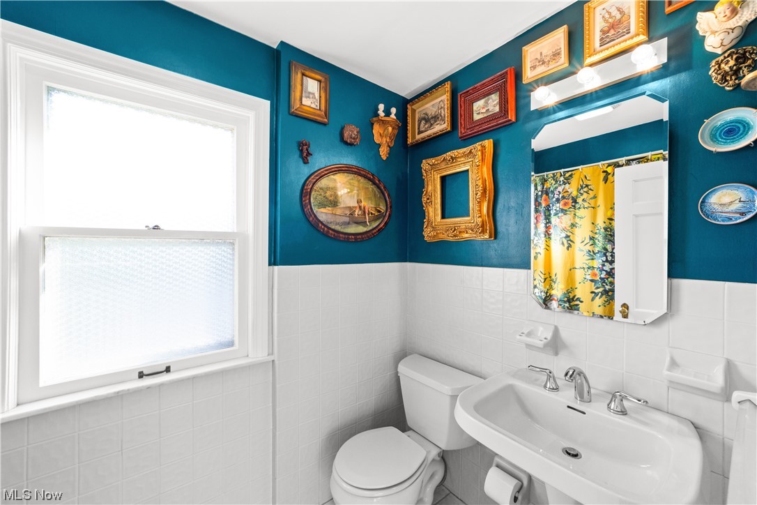 15722 Munn Road Cleveland, OH 44111 - Photo 21 of 32 Full bathroom on second floor