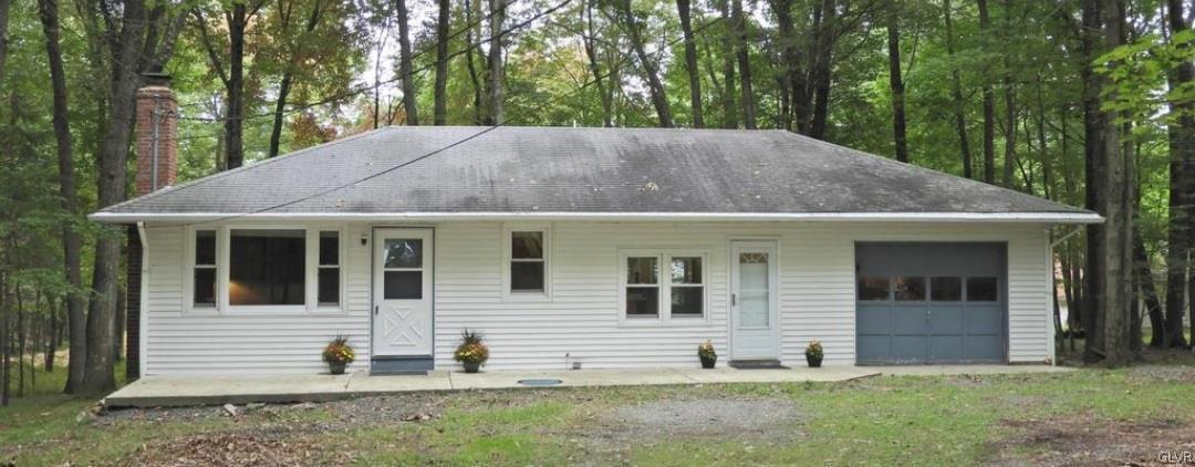 a view of a house with backyard and garden