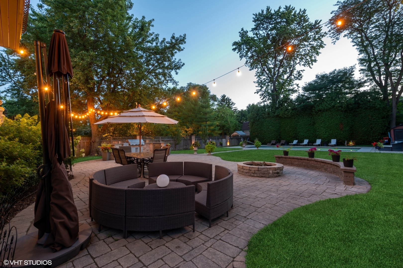 700 Greenwood Road Northbrook, IL 60062 - Photo 70 of 81 a view of a backyard with table and chairs under an umbrella