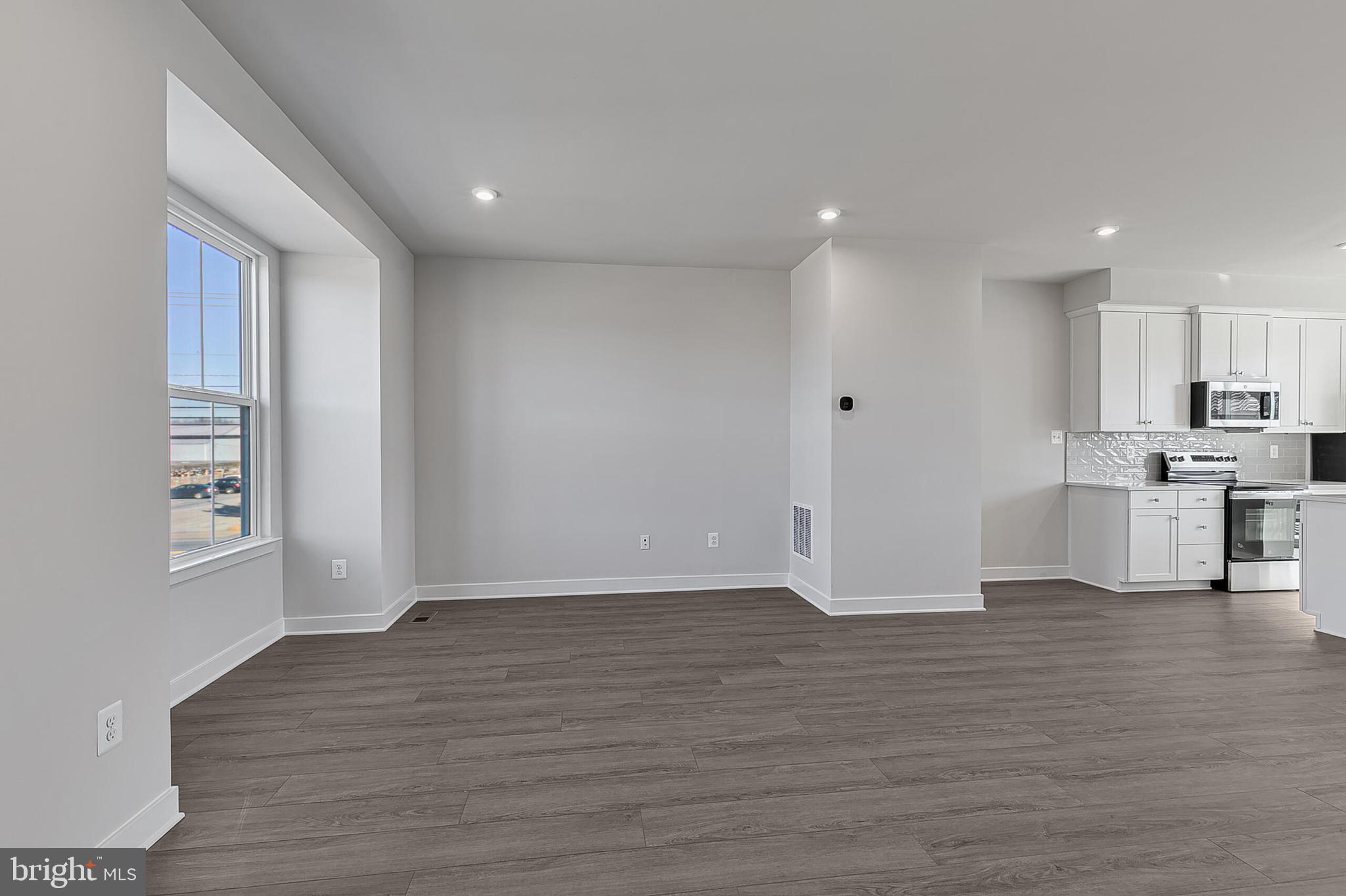 13 Oasis Avenue Ranson, WV 25438 - Photo 23 of 40 Main level Great Room