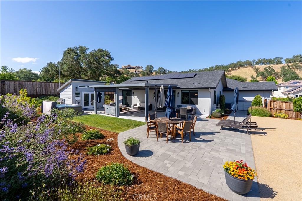 8550 El Corte Road Atascadero, CA 93422 - Photo 68 of 72 a view of a house with swimming pool and sitting area