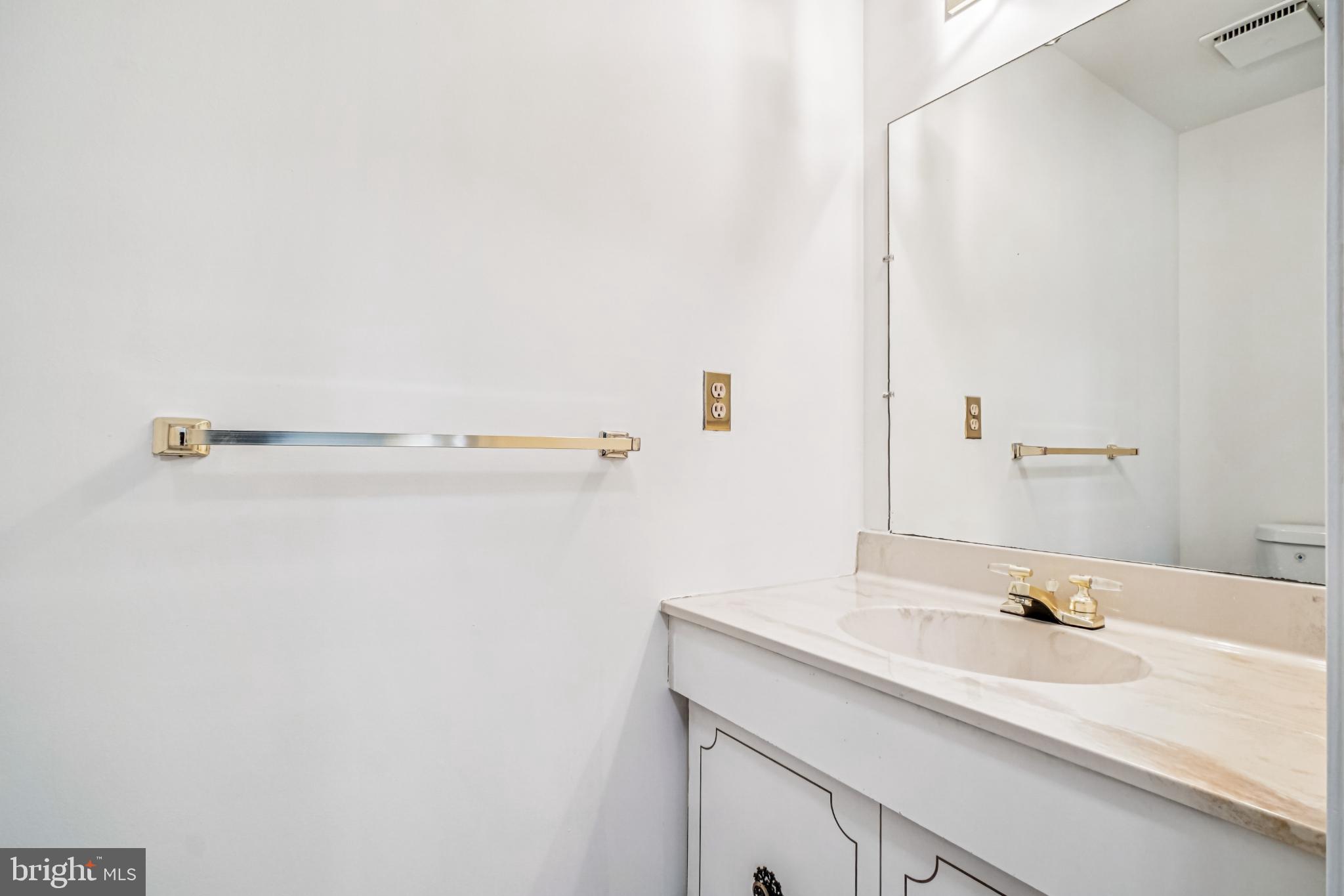 2201 McLean Park Road Falls Church, VA 22043 - Photo 19 of 40 Main Level Half Bath