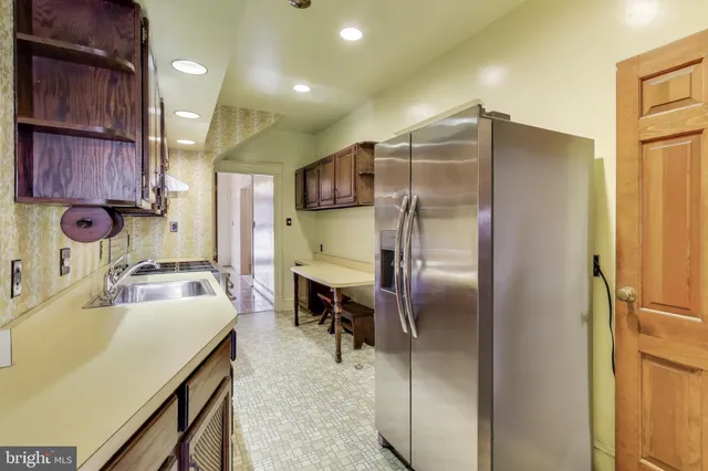 a view of entryway with kitchen