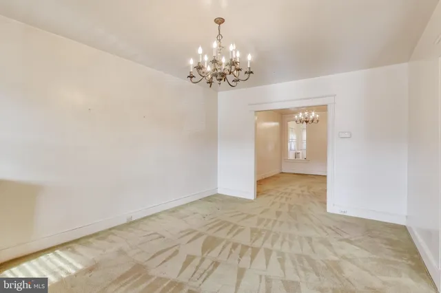 a view of a chandelier in big room and chandelier